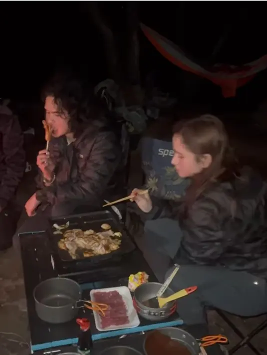 Tak heran, dikenal bergelimang harta, Dul Jaelani dan Tissa Biani bisa melakukan masak ala barbeque saat muncak. Hal ini menjadi sorotan salah satu netizen yang menyebut makanan Tissa mewah saat muncak. Kendati demikian, kehangatan tim pendakian Tissa Biani sukses mencuri perhatian. (Liputan6.com/IG/@tissabiani)