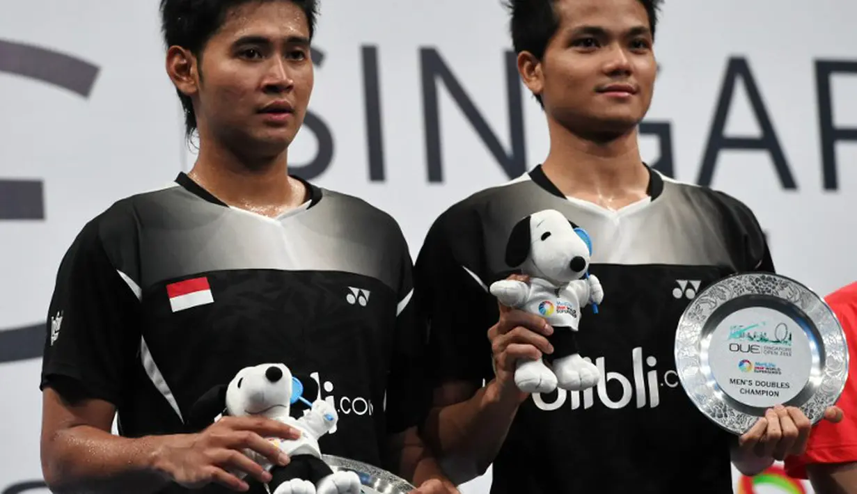 Angga/Ricky saat dipodium juara (AFP PHOTO / ROSLAN RAHMAN)