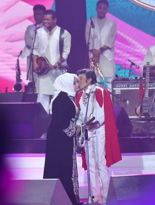 Selain penampilan Anji dan Fatin, malam tersebut juga diramaikan oleh Raja Dangdut Rhoma Irama bersama Soneta grup. Rhoma membawakan beberapa lagu hitsnya bersama Soneta. (Nurwahyunan/Bintang.com)