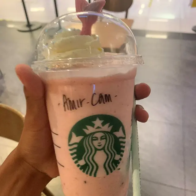 Pria Traktir Temannya yang Belum Pernah Minum di Starbucks