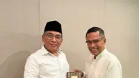 Ketua Umum Yayasan Muslim Sinar Mas (YMSM) Saleh Husin dalam penyerahan simbolik Alquran kepada Ketua Umum PB Nahdlatul Ulama, KH Yahya Cholil Staquf di Jakarta Pusat. (Dok Sinar Mas)