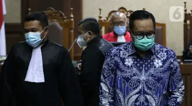 Terdakwa kasus dugaan suap penghapusan red notice atas nama Djoko S Tjandra, Brigjen (Pol) Prasetijo Utomo (kanan) saat menjalani sidang pembacaan tuntutan di Pengadilan Tipikor Jakarta, Senin (8/2/2021). Prasetijo Utomo dituntut 2,5 tahun penjara, denda Rp 100 Juta. (Liputan6.comHelmi Fithriansyah)