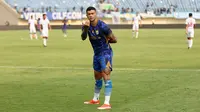 Pemian Persib Bandung, Ciro Alves melakukan selebrasi setelah mencetak gol pembuka timnya ke gawang PSM Makassar pada laga Piala Presiden 2024 di Stadion Si Jalak Harupat, Bandung, Jumat (19/07/2024). (Bola.com/Abdul Aziz)