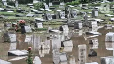 Kondisi Taman Pemakaman Umum (TPU) Karet Bivak, Jakarta, saat terendam banjir, Minggu (7/2/2021). Hujan deras yang mengguyur sejak Minggu dinihari menyebabkan tiga blok di kompleks pemakaman TPU Karet Bivak terendam banjir hingga ketinggian mencapai 30 sentimeter. (merdeka.com/Iqbal Nugroho)