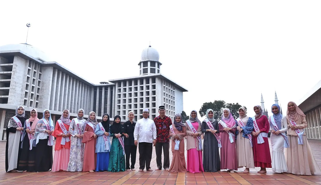 Gilang Iskandar selaku Corporate Secretary Surya Citra Media menuturkan jika kunjungan finalis Puteri Muslimah Asia ke Masjid Istiqlal guna memperkenalkan sejarah perkembangan Islam di Indonesia. (Nurwahyunan/Bintang.com)