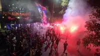 Acara koreo Aremania saat malam  hari menjelang ultah Ultah. (Bola.com/Iwan Setiawan)