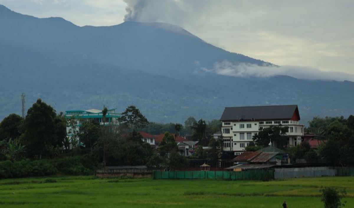 Namun material erupsi yang jatuh dan sudah terendapkan di bagian puncak dan lereng Gunung Marapi selama ini masih menyimpan bahaya.<br>
