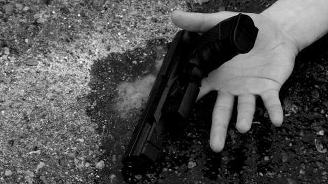 Ironi di negeri koboi berpistol