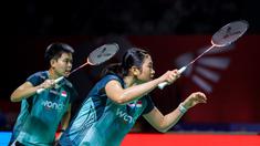 Pebulu tangkis ganda putri Indonesia, Amallia Cahaya Pratiwi/Siti Fadia Silva Ramadhanti bersiap menerima servis dari pasangan Korea Selatan, Baek Ha Na/Lee So Hee dalam laga 32 besar Indonesia Open 2026 di Istora, Kompleks Stadion Utama Gelora Bung Karno (SUGBK), Senayan, Jakarta, Rabu (03/06/2026). (Bola.com/Bagaskara Lazuardi)