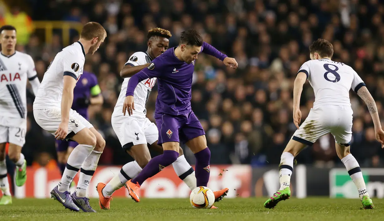 Gelandang Fiorentina, Mauro Zarate (kedua kanan) berusah melewati tiga pemain Fiorentina di leg kedua babak 32 besar Liga Europa di White Hart Lane, London, Inggris (26/2). Tottenham menang atas Fiorentina dengan skor 3-0. (Reuters/Matius Childs)