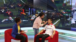 Pebalap Rio Haryanto dipakaikan make-up ketika bersiap mengikuti sesi wawancara bersama SCTV di SCTV Tower, Jakarta, Jumat (1/8/2015).  (Bola.com/Vitalis Yogi)