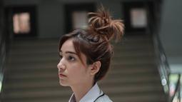 Punya rambut panjang, artis dengan nama lengkap Dannia Salsabilla Assegaf ini sering mengikat rambutnya. Dengan beragam cara mengikat rambut, sahabat Adhisty Zara ini selalu memesona. Tampil dengan gaya rambut dicepol yang sedikit berantakan, Dannia makin terlihat imut. (Liputan6.com/IG/@danniasalsabilla)