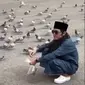 Gus Iqdam memberi makan burung merpati di tanah suci (SS: YT  Ronji TV)