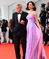 George Clooney dan Amal Clooney, salah satu pasangan selebriti Hollywood yang tak malu memamerkan kemesraannya di depan publik. Namun keduanya sempat tak terlihat sejak kelahiran anak kembar mereka. (AFP/Tiziana Fabi)