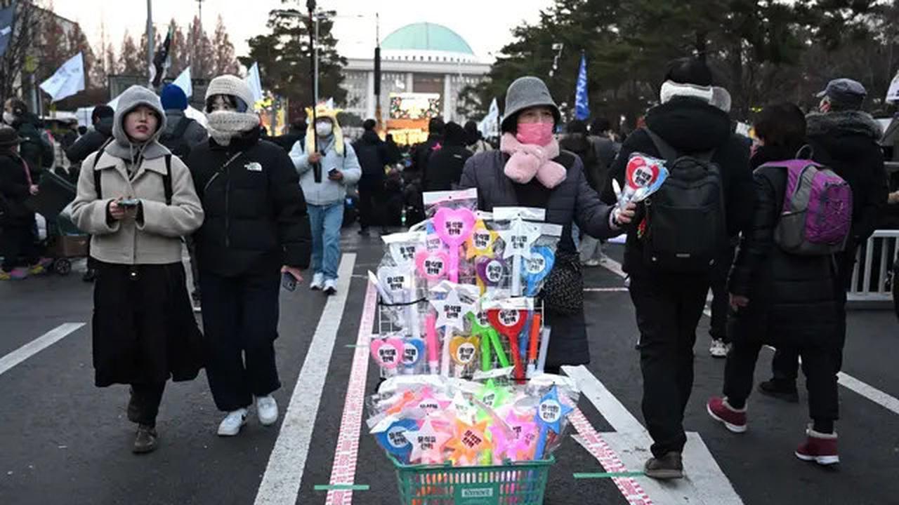 Cahaya Light Stick K-Pop Warnai Desakan Pemakzulan Presiden Yoon Suk Yeol