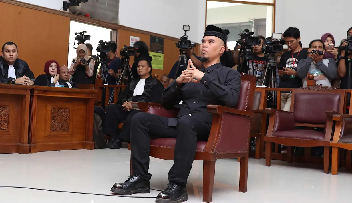 Musisi Ahmad Dhani Prasetyo menjalani sidang perdana kasus ujaran kebencian di PN Jaksel, Senin (16/4). Dhani dinilai melanggar Pasal 28 ayat 2 juncto Pasal 45A ayat 2 Undang-undang Nomor 19 Tahun 2016 tentang ITE. (Liputan6.com/Immanuel Antonius)