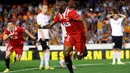 Selebrasi Stephane M'bia (Sevilla) setelah mencetak gol ke gawang Valencia dan memastikan satu tempat di Final Liga Europa, (2/5/2014). (REUTERS/Albert Gea)