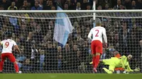 Kiper Manchester City Willy Caballero (kanan) menghentikan penalti Radamel Falcao pada leg pertama babak 16 besar Liga Champions, Rabu (22/2/2017) dinihari WIB. (AP Photo/Dave Thompson)