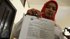 Advokat Cinta Tanah Air (ACTA) memperlihatkan surat gugatan perdata class action terhadap Basuki Tjahaja Purnama (Ahok) di PN Jakarta Utara, Kamis (8/12). Dalam tuntutannya, ACTA ‎ menuntut ganti kerugian sebesar Rp 470 miliar. (Liputan6.com/Helmi Afandi)