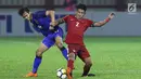 Bek Timnas Indonesia U-23, I Putu Gede Juni Antara (kanan) berebut bola dengan pemain Thailand U-23, Poramet Arjvilai pada laga persahabatan di Stadion PTIK, Jakarta, Kamis (31/5). Indonesia U-23 kalah 1-2. (Liputan6.com/Helmi Fithriansyah)
