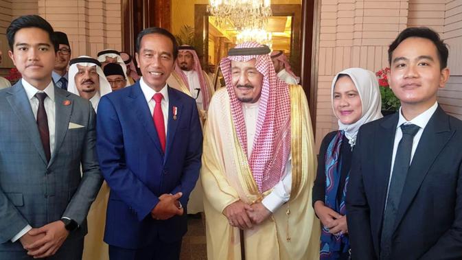 Presiden Joko Widodo atau Jokowi dan keluarga berfoto bersama Raja Salman bin Abdulaziz. (dok Biro Setpres)
