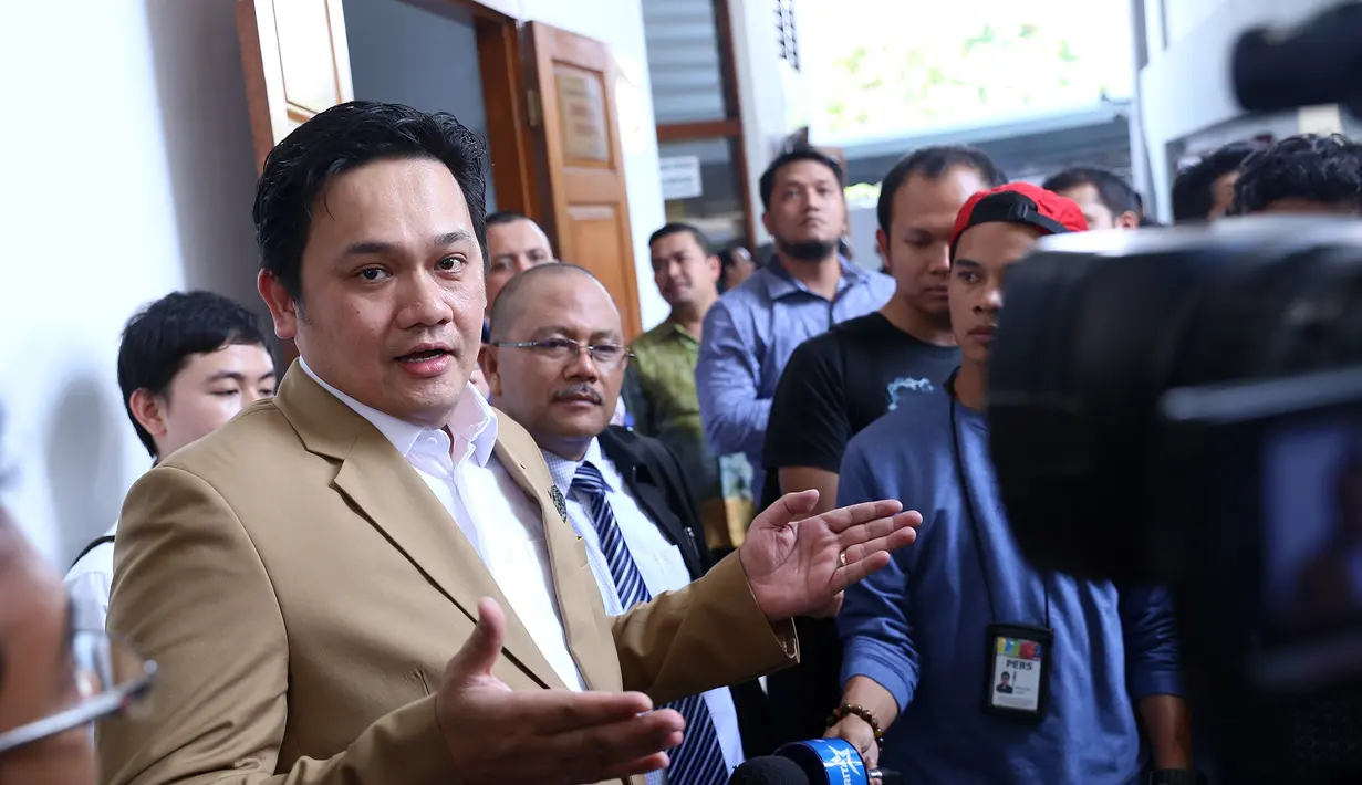 Farhat mengatakan bahwa tak seharusnya Ahmad Dhani membawa kritikannya ke jalur hukum. Menurutnya wajar jika dirinya sebagai masyarakat mengeluarkan kritikan ketika ada yang dirasa kurang benar. (Galih W. Satria/Bintang.com)