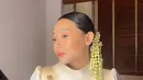 Pancarkan kulit glowing berkat soft makeup look, Dhika tampil cantik dengan sleek updo dan bunga melati [@hellomorin)