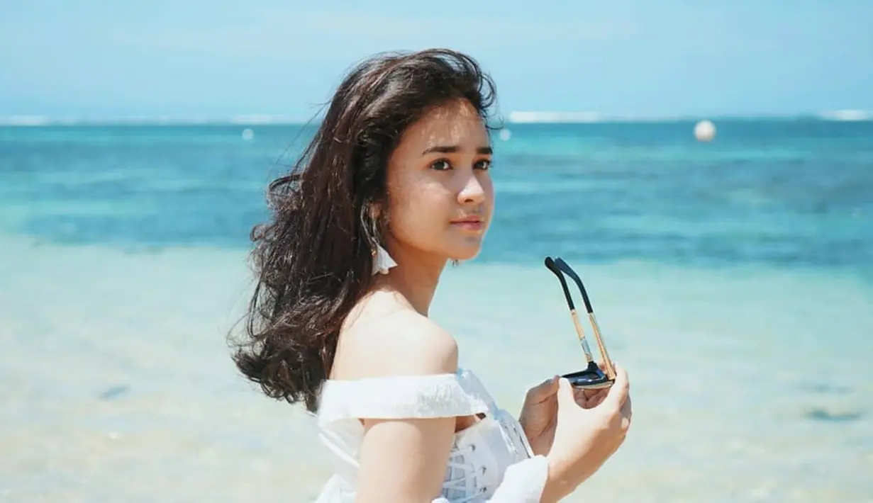 Pemain sinetron Cinta Mulia ini cukup sering mengenakan sebuah simple dress dengan warna putih. Penampilan Michelle Ziudith terlihat sederhana dan anggun dengan makeup natural. Gayanya berpose di pantai ini juga tampak memesona. (Liputan6.com/IG/@michelleziu)