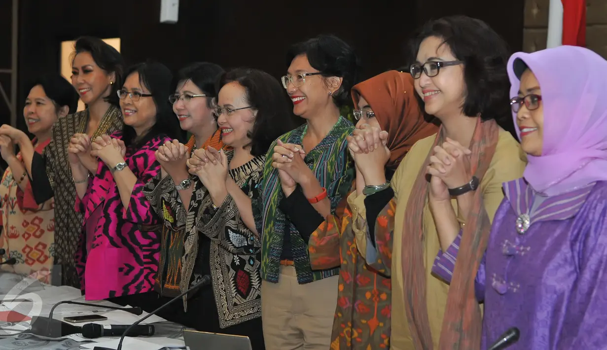 Pansel KPK berpose bersama usai mengumumkan para calon yang mendaftar menjadi pimpinan KPK, Jakarta, Sabtu (4/7/2015). Pansel KPK mengumumankan sebanyak 194 pendaftar yang lolos seleksi tahap awal. (Liputan6.com/Herman Zakharia)