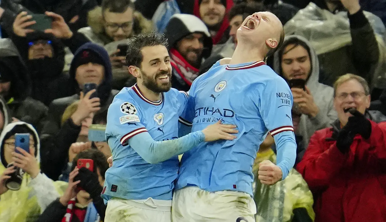 Manchester City sukses membungkam Bayern Munchen dengan skor telak 3-0 pada laga leg pertama babak perempatfinal Liga Champions 2022/2023 di Etihad Stadium, Rabu (12/4/2023) dini hari WIB. Tiga gol The Citizens masing-masing disumbangkan oleh Rodri pada menit ke-27, Bernardo Silva (70') dan Erling Haaland (76'). Dengan tambahan satu gol, Erling Halaand hingga kini telah mencetak total 45 gol di semua kompetisi musim ini dan mencatat rekor sebagai pemain tertajam Premier League di semua ajang dalam satu musim kompetisi. (AP Photo/Jon Super)