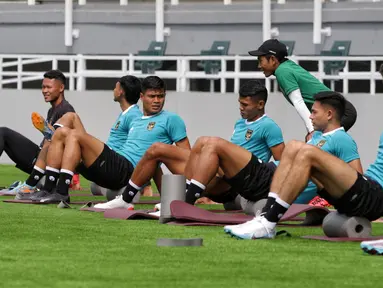 Sejumlah pemain Timnas Indonesia melakukan latihan resmi menjelang laga FIFA Matchday melawan Palestina di Stadion Gelora Bung Tomo (GBT), Surabaya, (6/6/2023). Hanya ada 8 pemain yang mengikuti sesi tersebut. Mereka adalah Sandy Walsh, Andy Setyo, Rafael Struick, Ivar Jenner, Syahrul Trisna, Dendy Sulistyawan, Fachruddin Aryanto, dan Dimas Drajad. (Bola.com/Wahyu Pratama)