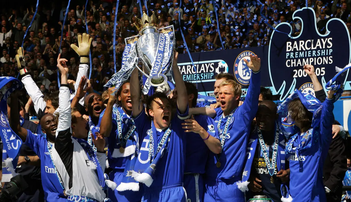 Chelsea mampu menyelesaikan Liga Inggris musim 2004/05 dengan mudah dan hanya kalah satu kali. The Blues yang kala itu baru diasuh oleh Mourinho, berhasil mengoleksi 95 poin atau unggul 12 angka dari Arsenal. Frank Lampard tercatat sebagai penyumbang gol terbanyak, yaitu 13 gol. (AFP/Adrian Dennis)