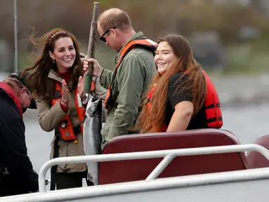 Ekspresi Kate Middleton saat sang suami, Pangeran William berhasil menangkap ikan berukuran besar pada saat memancing bersama di Haida Gwaii, Kanada, (30/9). (REUTERS/Chris Wattie)