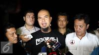 Musisi Ahmad Dhani saat memberi keterangan kepada awak media usai menjalani pemeriksaan terkait kasus dugaan makar di gedung Mako Brimob Kelapa Dua, Depok, Sabtu (3/12/2016). (Liputan6.com/Herman Zakharia)