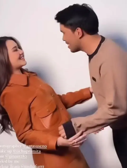 Di potret lain, keduanya terlihat serasi dengan outfit nuansa earthy. Aaliyah Massaid dengan jaket panjang warna coklat tua, sedangkan Thariq memadukan sweater warna nude. [IG: @erichalamin]