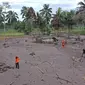 Foto udara Tim SAR (oranye dan hijau) melakukan operasi pencarian orang hilang menyusul erupsi Gunung Semeru di desa Sumberwuluh, Lumajang, Jawa Timur, Senin (6/12/2021). Berdasarkan laporan BNPB, jumlah korban meninggal sampai Minggu sore berjumlah 14 orang. (ADEK BERRY/AFP)