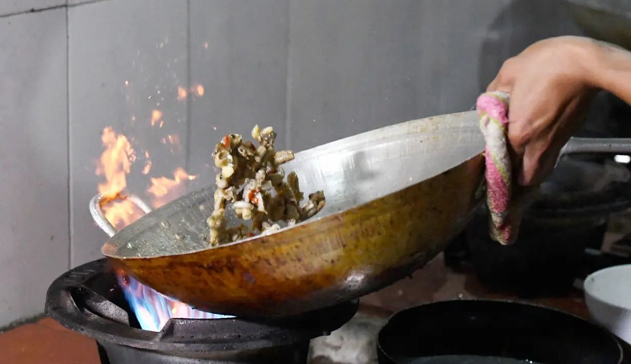 Foto pada 24 Agustus 2018 menunjukkan juru masak menyajikan hidangan olahan daging ular di sebuah restoran khusus provinsi Yen Bai, Vietnam. Masyarakat Vietnam dengan mudah dapat menemukan santapan daging ular ini di restoran. (AFP/Nhac NGUYEN)