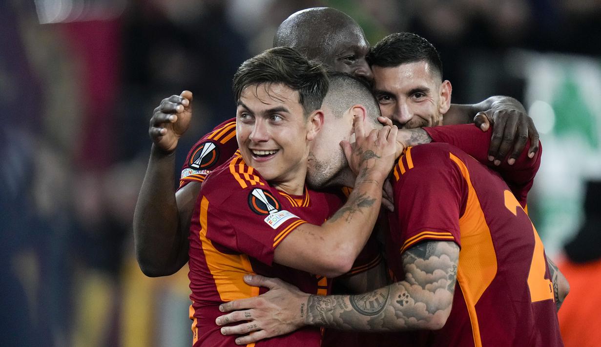Pemain AS Roma merayakan gol yang dicetak oleh Gianluca Mancini ke gawang Brighton pada laga leg pertama 16 besar Liga Europa 2023/2024 di Olympic Stadium, Roma, Italia, Jumat (08/03/2024) dini hari WIB. (AP Photo/Alessandra Tarantino)