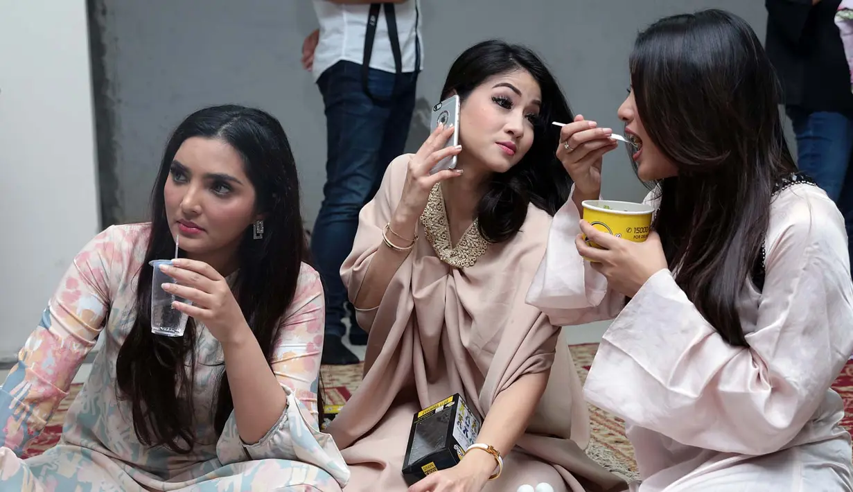 Disela-sela kesibukannya sebagai ibu rumah tangga, ia berusaha menyempatkan datang. Sekedar kumpul arisan bersama dengan teman-temannya. "Kalau ada waktu diusahakan dateng. Kalau nggak bisa ya sudah," pungkas Ashanty. (Deki Prayoga/ Bintang.com)