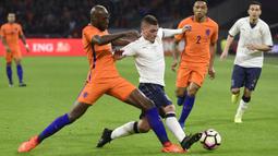 Bek Belanda, Bruno Martins, berusaha menghadang gelandang Italia, Marco Verratti. Pada laga tersebut Belanda memakai skema 4-3-3 sementara Italia dengan formasi 3-5-2. (AFP/ John Thys)