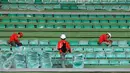 Pekerja menyelesaikan pemasangan bangku penonton Stadion Patriot Bekasi, Selasa (25/8/2015). Total dana proyek Stadion Patriot mencapai Rp 460 miliar, bersumber dari APBD Kota Bekasi ditambah bantuan Provinsi Jawa Barat. (Liputan6.com/Helmi Fithriansyah)