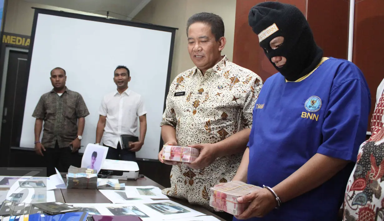 Kepala BNN, Komjen Pol Anang Iskandar menunjukkan tersangka Fit (37) beserta barang bukti kasus pencucian uang hasil bisnis narkotika ke dalam bisnis jual beli kendaraan roda empat di Gedung BNN, Jakarta, Jumat (21/8/2015). (Liputan6.com/Gempur M Surya)