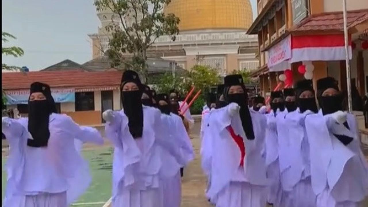 Paskibra ini mengenakan seragam warna putih dengan mamakai cadar warna hitam. Mereka bertugas upacara dengan khidmat.