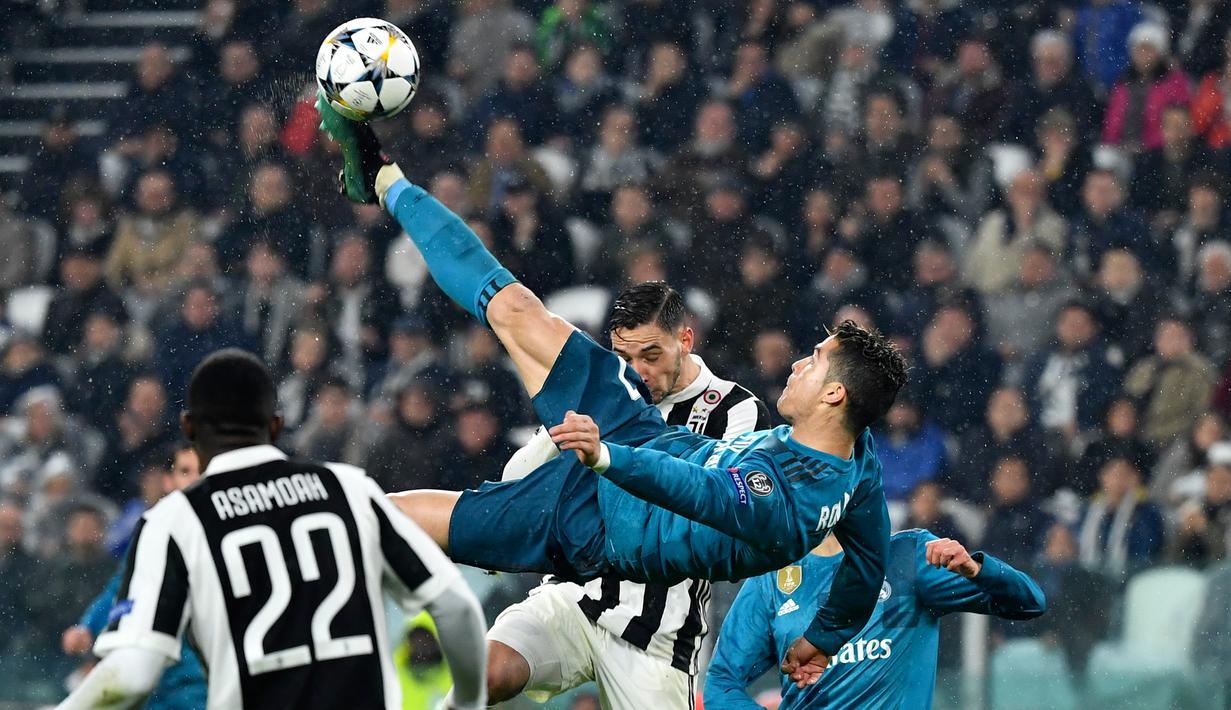 Penyerang Real Madrid, Cristiano Ronaldo mencetak gol salto ke gawang Juventus pada leg pertama perempat final Liga Champions di Stadion Allianz, Selasa (3/4). Gol Ronaldo tersebut memanfaatkan umpan silang Dani Carvajal. (Alberto PIZZOLI/AFP)
