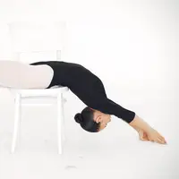 Seated dance flow atau latihan menari dalam posisi duduk hadir sebagai alternatif olahraga yang inklusif, menyenangkan, dan tetap efektif untuk menjaga kebugaran tubuh. Hanya dengan 15 menit, latihan ini sudah mampu memberikan manfaat signifikan bagi tubuh dan pikiran. (foto/dok: freepik/prostooleh)