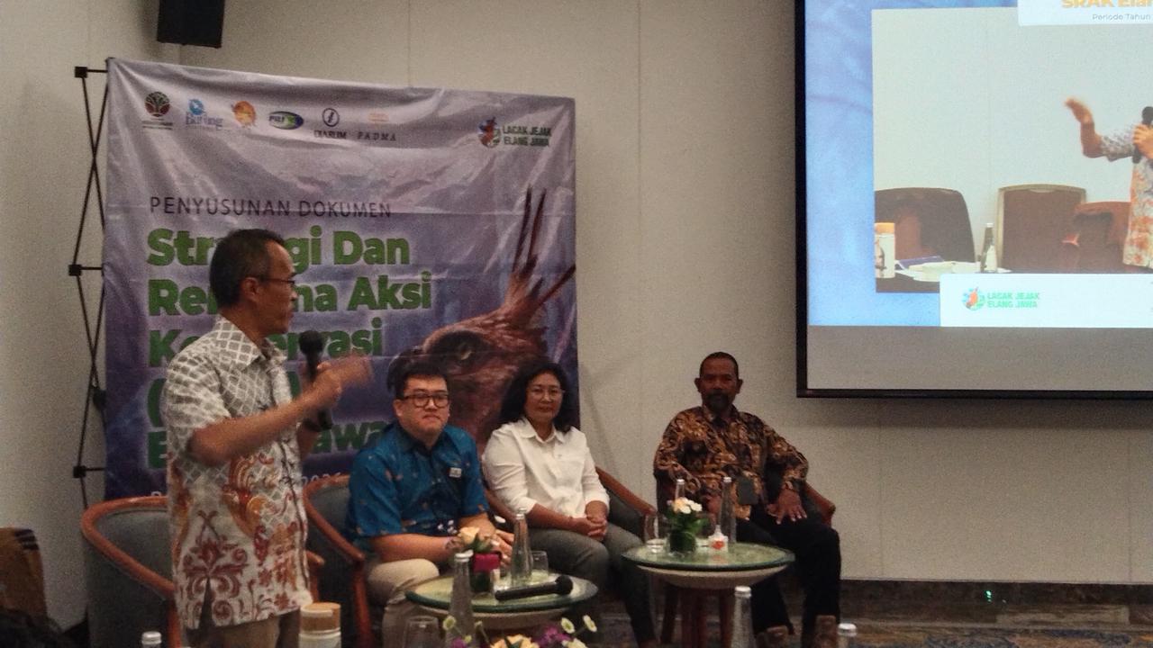 Zaini Rakhman selaku peneliti burung Elang Jawa sekaligus Ketua Raptor Indonesia (RAIN), Jumat (21/8). (merdeka.com/Foto Kadafi)