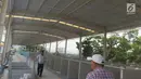 Warga beraktivitas di skybridge Tanah Abang, Jakarta, Senin (15/10). Meski belum selesai pembangunannya, namun jembatan multi guna yang menghubungkan Stasiun Tanah Abang dan Blok G Tanah Abang ini telah soft launching. (Liputan6.com/Immanuel Antonius)