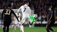  Gelandang Real Madrid, Cristiano Ronaldo berusaha mengontrol bola dari kawalan dua pemain Napoli pada 16 besar Liga Champions di stadion Santiago Bernabeu, Spanyol (16/2). Madrid menang atas Napoli dengan skor 3-1.  (AFP Photo / Javier Soriano)