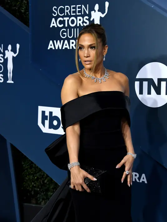 Aktris dan penyanyi Jennifer Lopez menghadiri ajang Screen Actors Guild Awards atau SAG Awards 2020 ke-26 di Shrine Auditorium Los Angeles, Minggu (19/1/2020). JLo juga mengenakan anting-anting drop line, gelang  yang dilapisi berlian dan cincin berlian lainnya. (Jon Kopaloff / GETTY IMAGES / AFP)