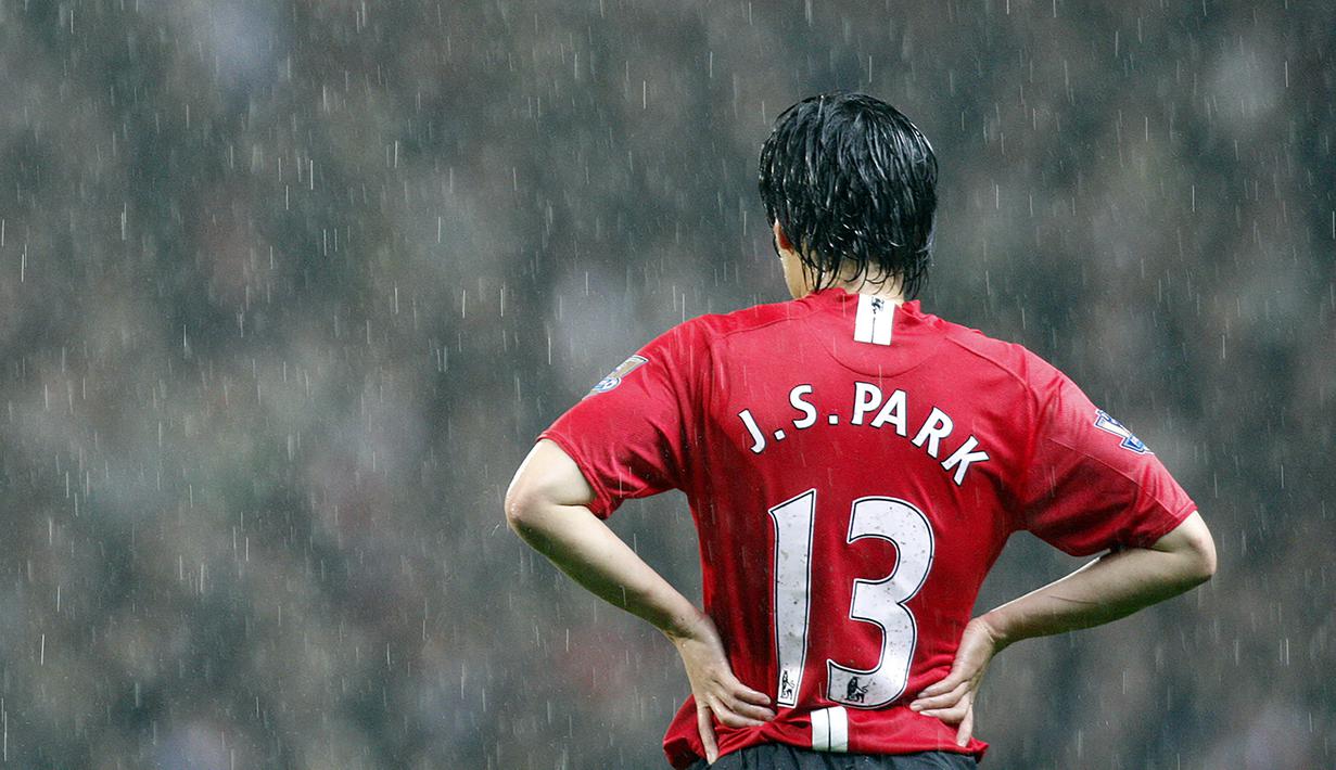 Park Ji Sung mengenakan nomor punggung 13 selama tujuh tahun berkarier di Manchester United. Ia mencatatkan 28 gol dan 29 assist dari 204 penampilan bersama The Red Devils di semua kompetisi. (AFP/Paul Ellis)